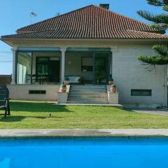Gran casa pareada con piscina en Vigo. Playa: 9min