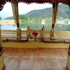 Raja's Palace Houseboat - Kashmir
