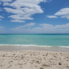 Entire Beach Front Condo w/ pool Amazing view 4pax