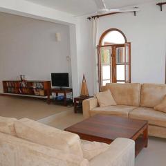 Suite apartment, pool, beach access nearby C224