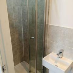 Ensuite Double-bed (E4) close to Burnley city ctr.