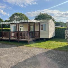 Mobil-home au bord de l’eau