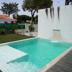 Chalet blanco con piscina privada