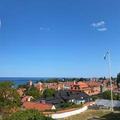 Trerummare med panoramautsikt och balkong i Visby innerstad