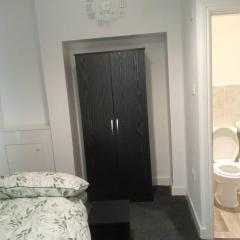 Ensuite double-bed (G1) close to Burnley city centre