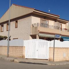 Gran casa esquinera con enorme patio