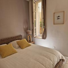 2 pièces dans le centre avec petite terrasse 3***