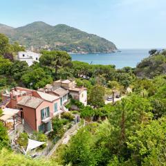 Casa glicine sul mare