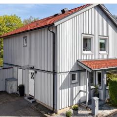 Modern and luxurious house -13 min by train from Gothenburg