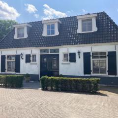 Great holiday home at the Efteling with a heated swimming pool and bubble bath in on