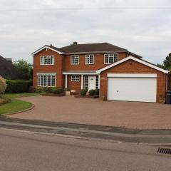 Lovely 10-Bed House in Birmingham with a big drive