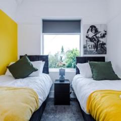 SPECIAL RATE FOR BOOKINGS MORE THAN 7 NIGHTS, WARM SPACIOUS CONTRACTOR HOUSE NEAR LIVERPOOL CITY CENTRE SLEEPS 8 kitchen & dining room, washing machine