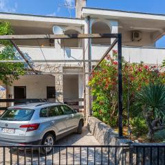 2 Bedroom Lovely Apartment In Pinezici