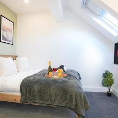 Central Buckingham Apartment #5 with Free Parking, Pool Table, Fast Wifi and Smart TV with Netflix by Yoko Property