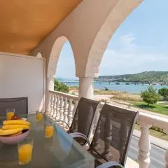 A2 - seafront apt with balcony 1 min to beach