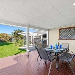 Fish Cottage Ulladulla - Linen not supplied - 3 bedroom house - sleeps 8 - pet friendly