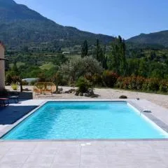 Maison spacieuse à La Roche-sur-le-Buis avec piscine privée 150 m²