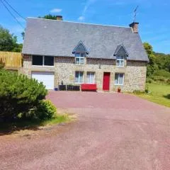 Maison en pierre au milieu du bocage