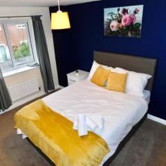 AMILA House Manchester, Modern, Spacious, Sleeps 7 With Parking