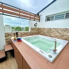 Luxury 5 Beds Penthouse - Private Jacuzzi & Karaoke Bar