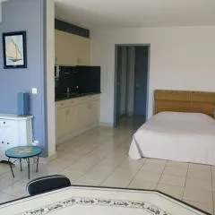 Studio 44, Héliopolis E au village naturiste