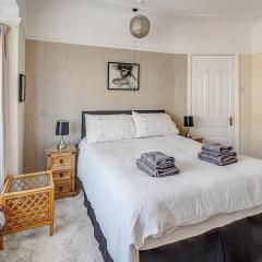 Seaside king room in cozy house self check-in fast WiFi