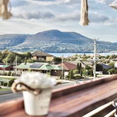 Modern holiday home in Hobart - Stunning Mountain & Water views