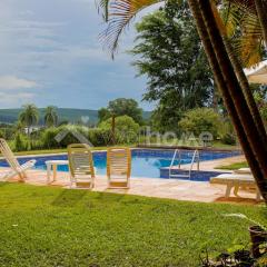 Casa em condomínio com piscina e acesso a represa