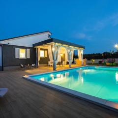 Villa Beauty with heated pool and jacuzzi