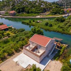 Apartmani Mostina near river