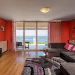 Colourful Seaview Apartment - Happy Rentals
