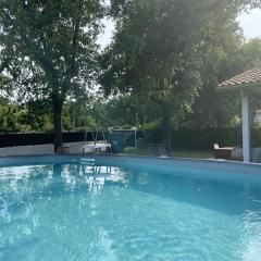 Villa au calme avec piscine, grand jardin et studio indépendant