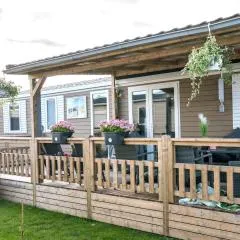 Ocean Dreams Chalet in Oostkapelle with pool