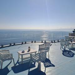 Blue Life, sea-luxury rooms on the beach between Palermo and Cefalu'