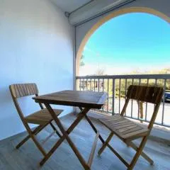 Studio rénové avec Terrasse 100m plage 50m Port