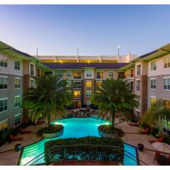 The Amir Poolside View - Luxe Pool, Jacuzzi & Gym