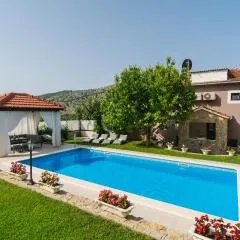 Three-Bedroom Apartment In Srinjine