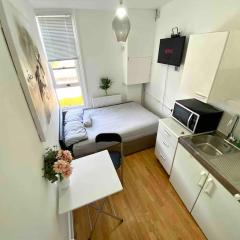 Great location studio apartment with Smart TV and workspace