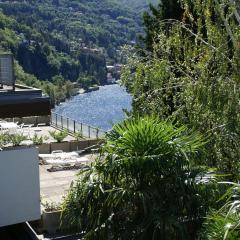 Apartment with 2 bedrooms a large terrace with magnificent view of the lake