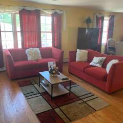 Family 3-bedroom home (2nd floor near EWR/Outlet)