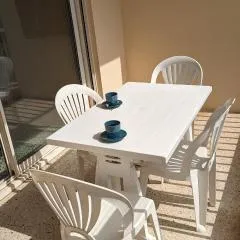 Studio climatisé avec coin nuit 150m de la plage