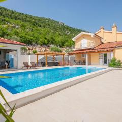 Awesome Home In Vrgorac With 4 Bedrooms, Wifi And Outdoor Swimming Pool