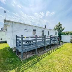 Lovely 6 Berth Caravan With Decking, Close To The Beach In Suffolk Ref 68075bs