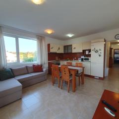 Cozy, spacious apartment near Paradise Bay