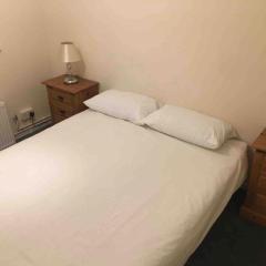 Eastbourne Large Double Room with WiFi & Kitchen