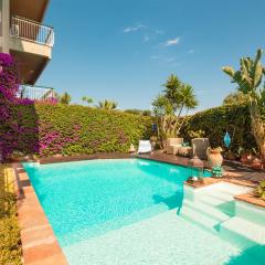 Paradise Oasis: 400sqm Townhouse, Pool & Seaview