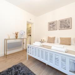 Kensington luxury flat with patio