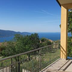 Villa Arianna - Apartments with lake view, pool, garten, privacy, parking, close to city center