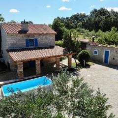 Family-sized renovated Istrian house w/lavand field - 20min from Rovinj.