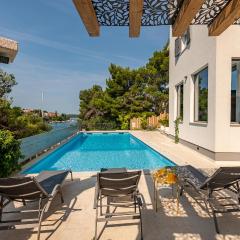 Seven-Bedroom Holiday Home In Zaboric